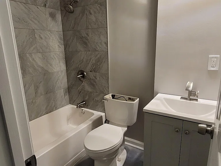 525 E Loyola Dr — Photo 7