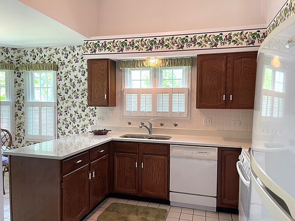 3rd image of 1359 Glengary Ln