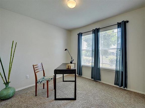 4th image of 2404 Bluffstone Dr