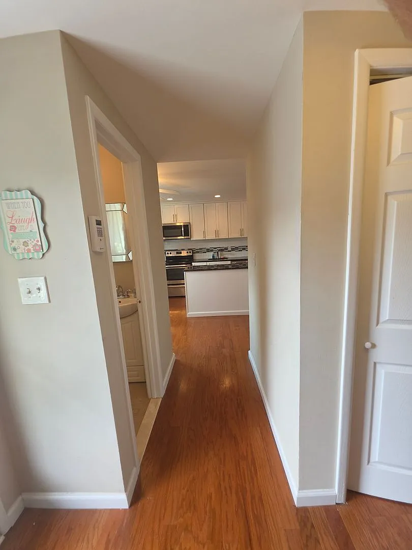 1,410+ SQ FT (plus finished basement), updated & well-maintained townhouse with lots of amenities! — Photo 4