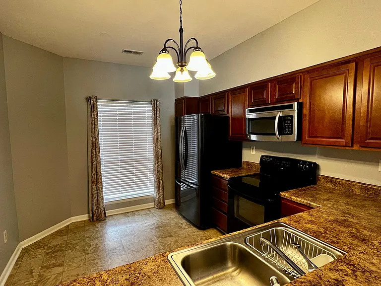 439 E Lake Cir — Photo 5