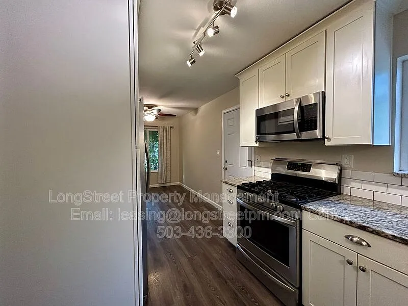 3 bed, 1.0 bath, 988 sqft, $2,395 — Photo 4
