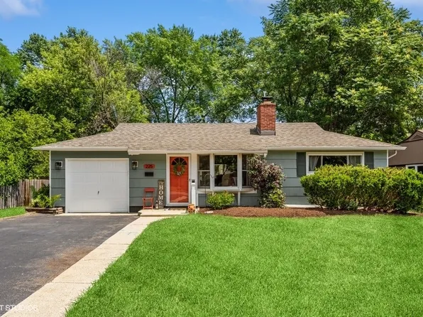 225 N Woodlawn St, Wheaton, IL 60187