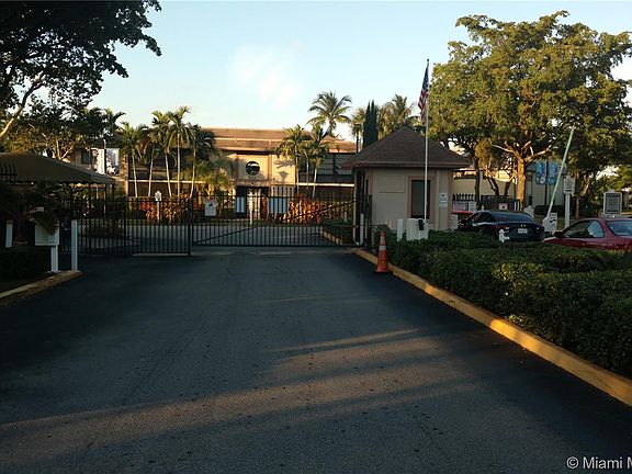 4th image of 909 NE 199th St APT 105-19