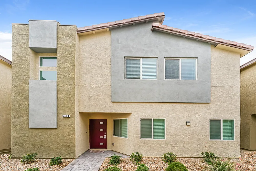 3 bed, 2.5 bath, 2218 sqft, $2,390 — Photo 1