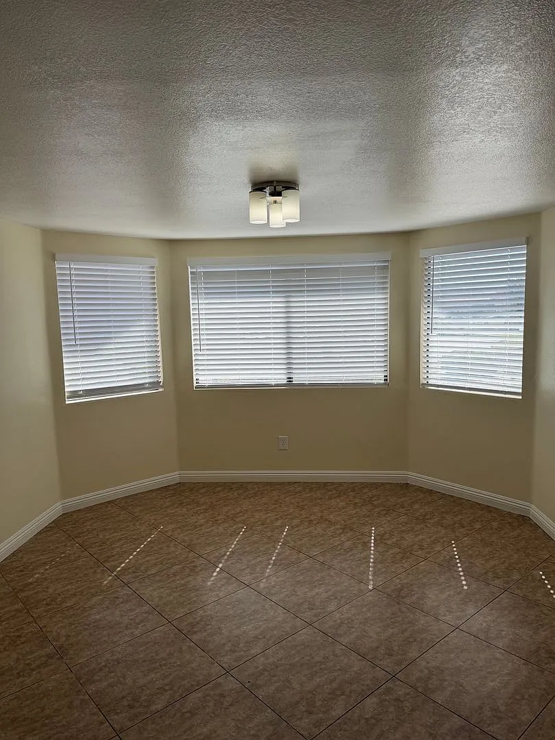 3 Bedroom in the community of Silver Lakes — Photo 3