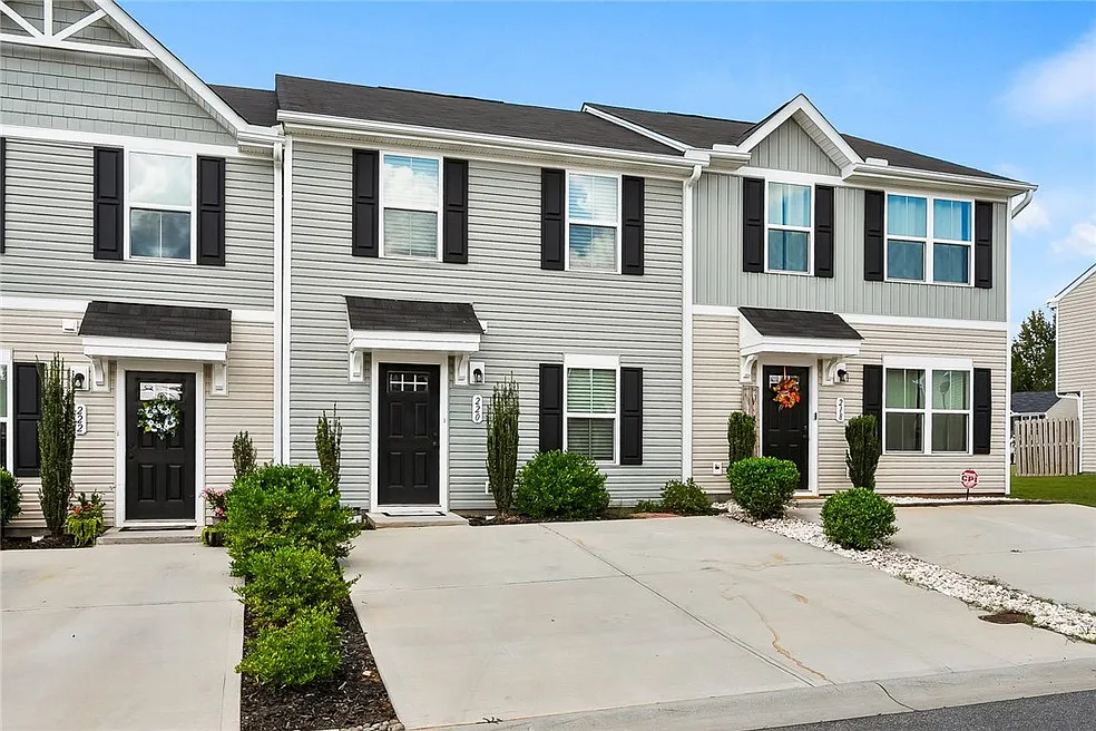 3 bed, 2.5 bath, 1205 sqft, $2,000 — Photo 1