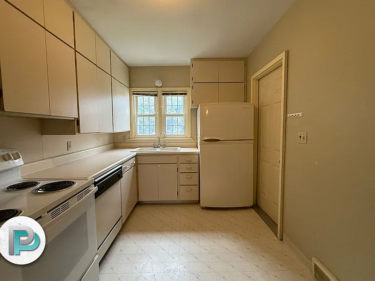 221 2nd St NE #1 — Photo 4