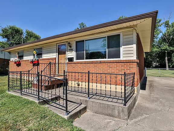 3rd image of 798 Hinton Pl
