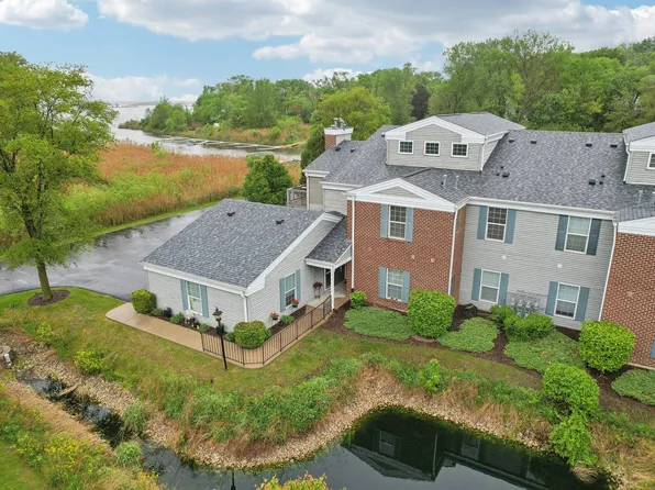 8421 Canary Grass Ln #8421, Fox Lake, IL 60020