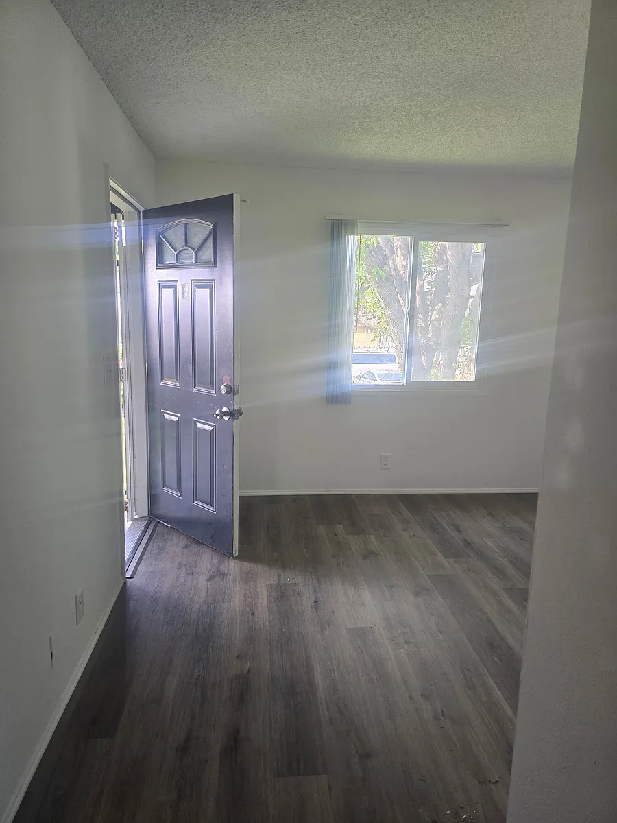 Building Photo - 371 N Oak St #F