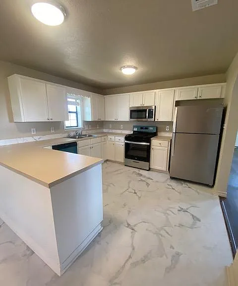 605 Giddings St — Photo 4