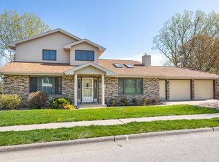 703 Ravenwood Ct, Dubuque, IA