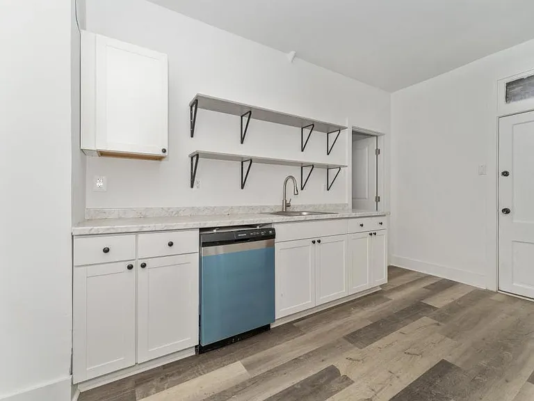 111 E 7th St — Photo 10