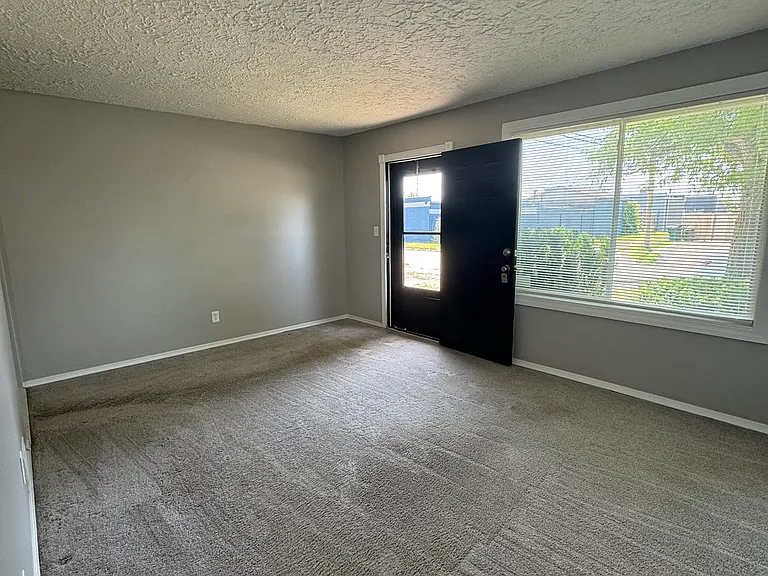 2726 Margaret St — Photo 3