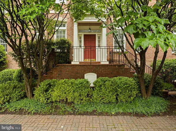 2041 Mayfair McLean Ct, Falls Church, VA 22043