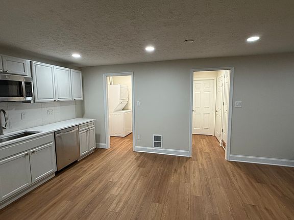 Living area/kitchen