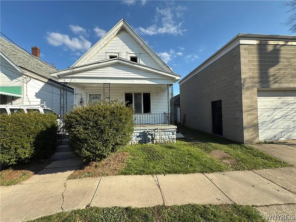 115 Young St photo 1