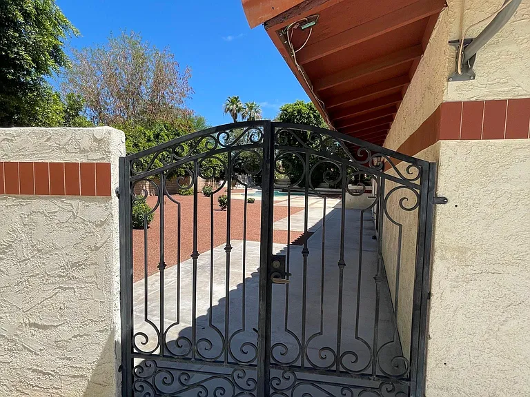 SIDE GATE TO THE YARD
