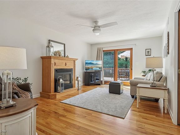 4th image of 472 Greenhaven Cir