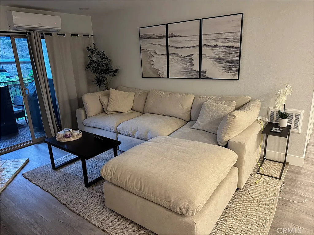 2 bed, 906 sqft, $3,950 — Photo 3