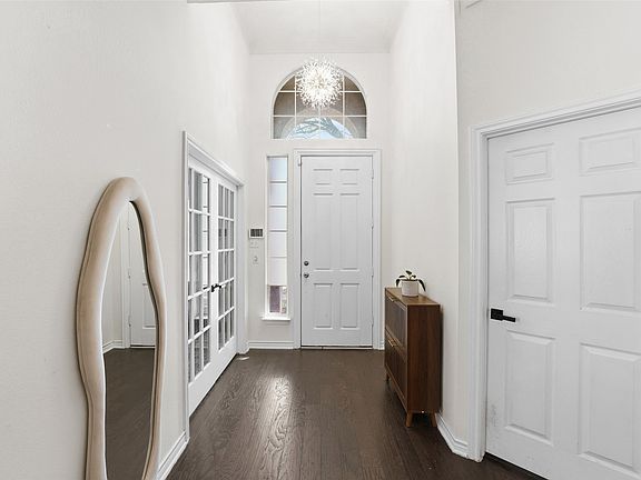 3rd image of 8609 Old Oak Dr