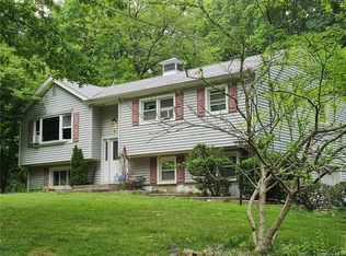 7 Midway Rd, Chestnut Ridge, NY 10977