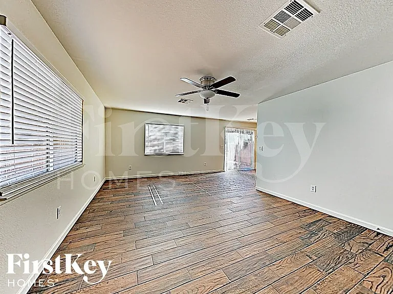 2045 Houdini St — Photo 2