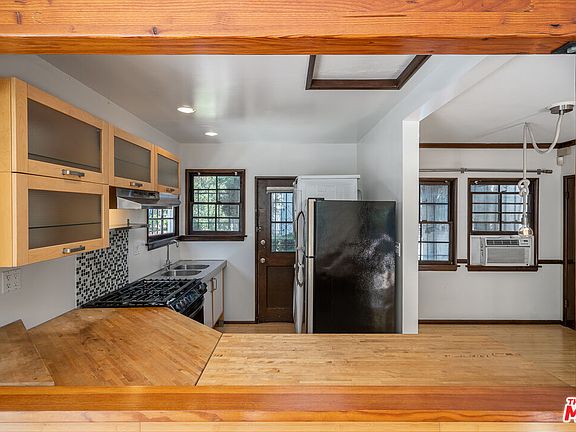 5th image of 818 N Sweetzer Ave