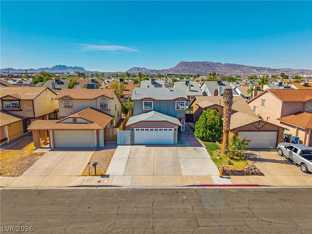 3 bed, 2.0 bath, 1477 sqft, $1,995 — Photo 2