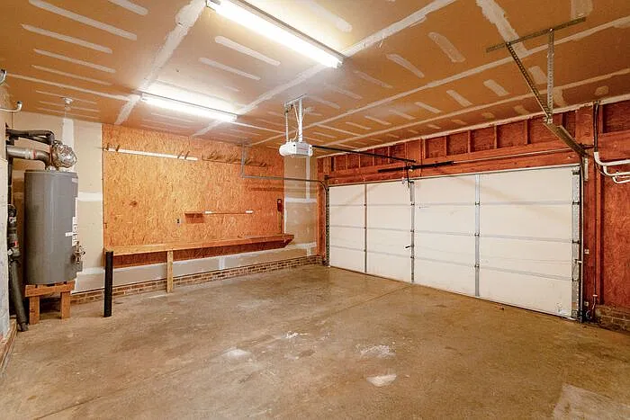 3 bed, 2.5 bath, 2042 sqft, $2,195 — Photo 3