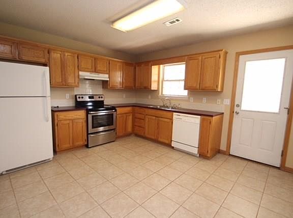 3rd image of 9 Burnett Cir