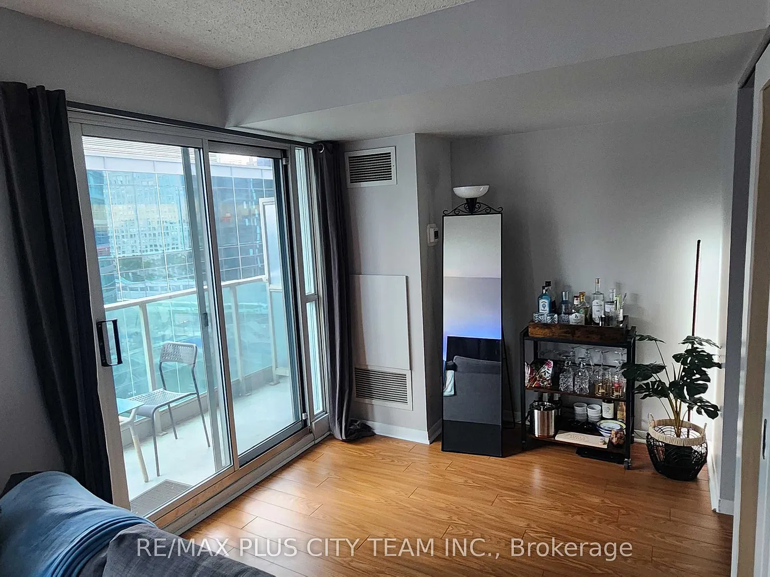 18 Yonge St — Photo 3