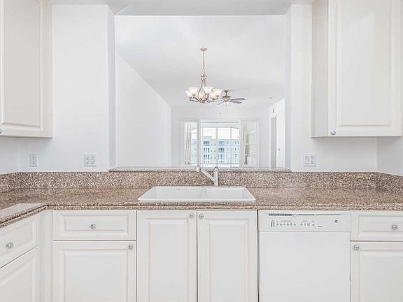 5th image of 8 Harbour Isle Dr E Unit Ph06