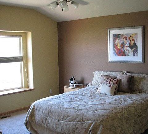 Large Master Bedroom w/Walk-In Closet