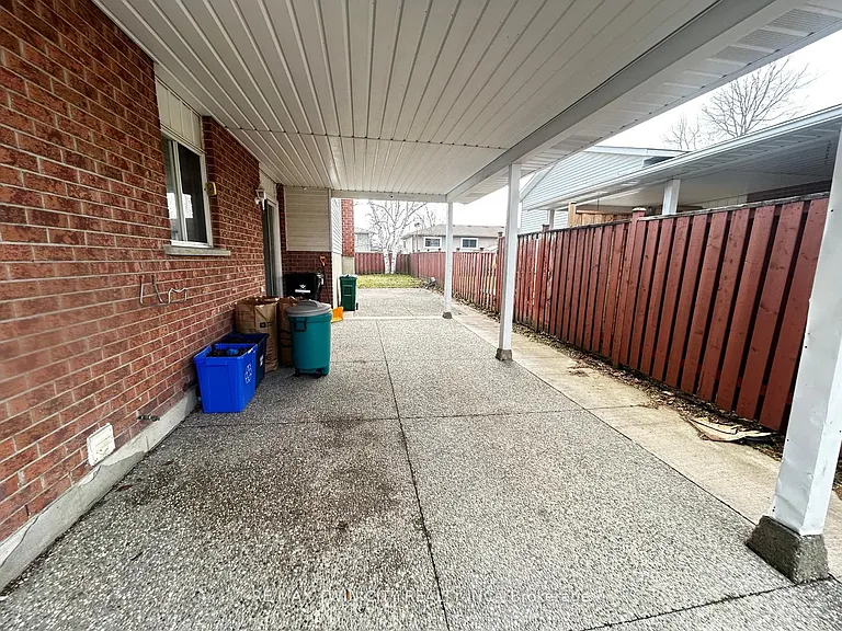 254 Camille Cres — Photo 32