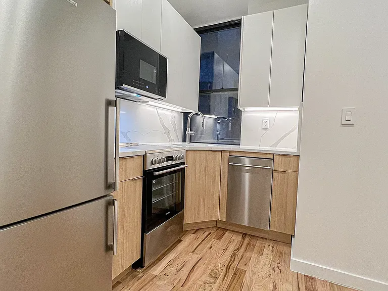 238 E 58th St #10A — Photo 3