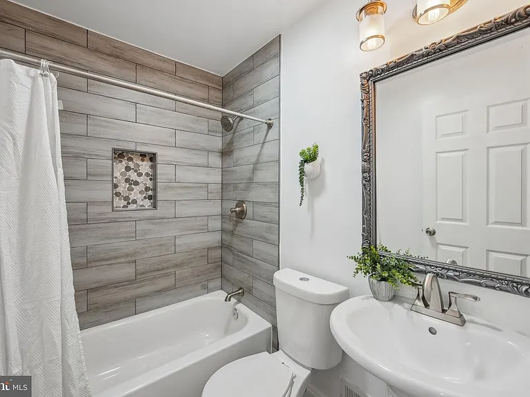 908 W Lombard St — Photo 9