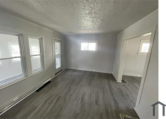 3 bed, 1056 sqft, $1,570 — Photo 4