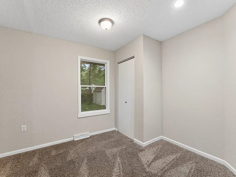 416 SE Claremont St — Photo 28