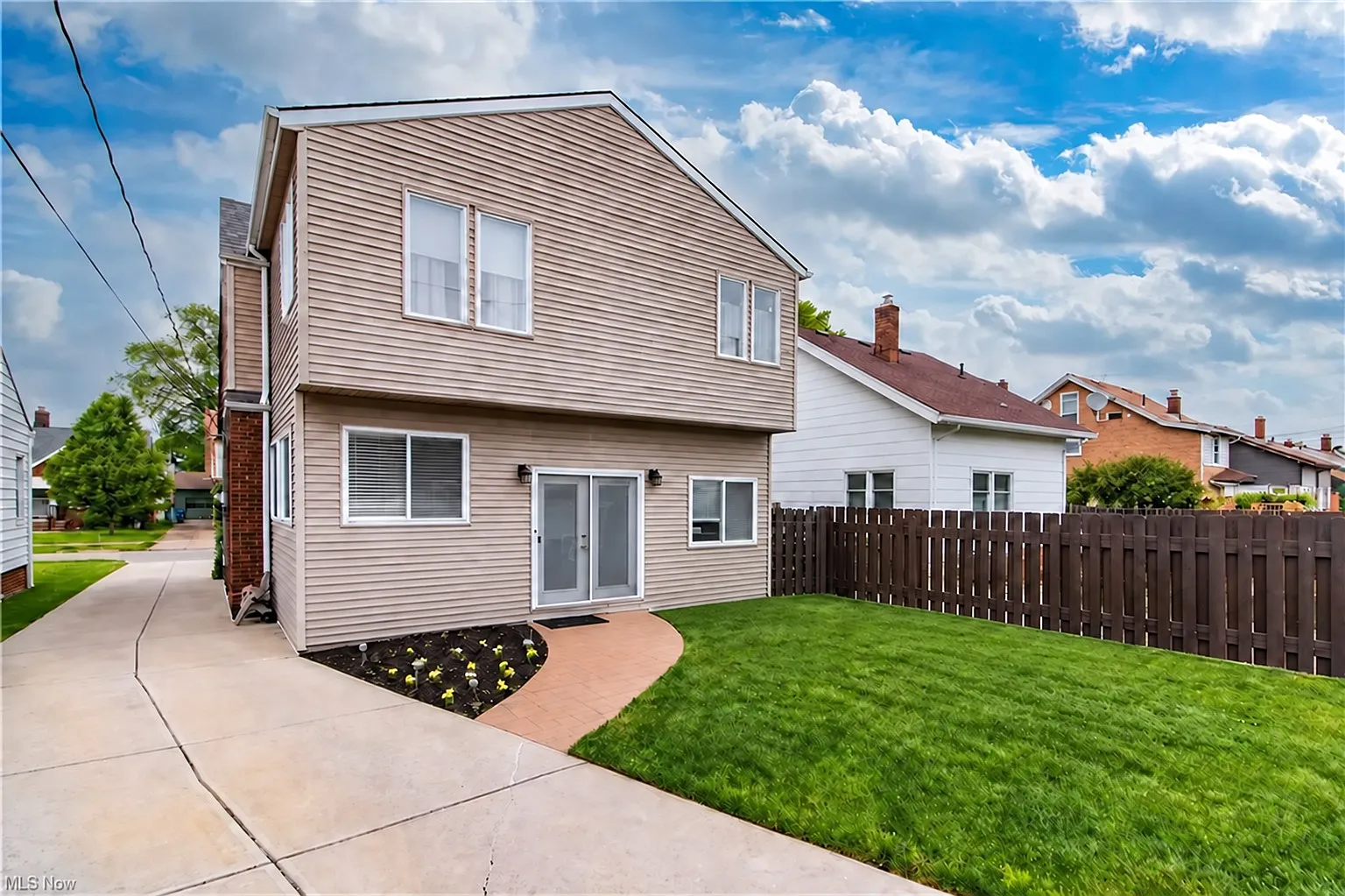 3 bed, 2.5 bath, 2400 sqft, $2,500 — Photo 3