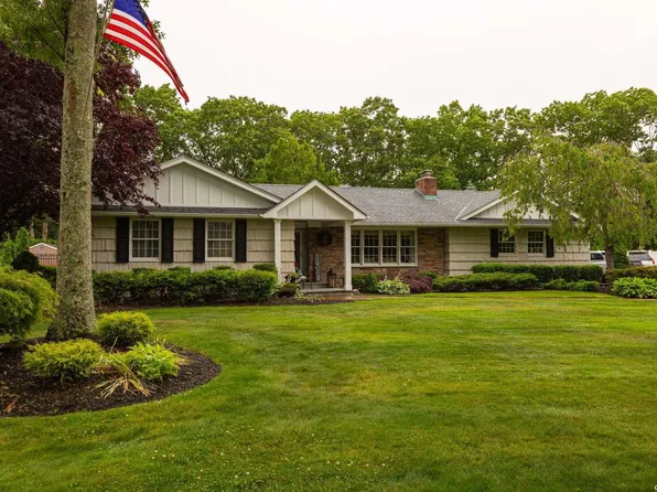 27 Woodhollow Road, Great River, NY 11739