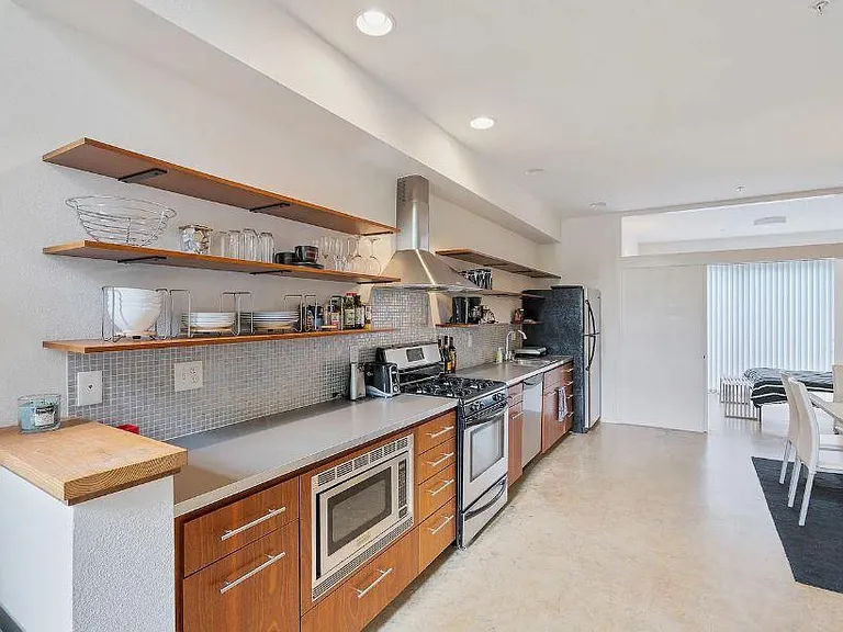 21 NE Wygant St — Photo 17