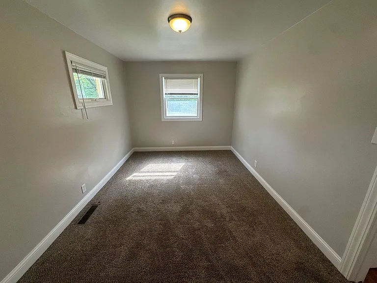 1370 Farley Dr — Photo 9