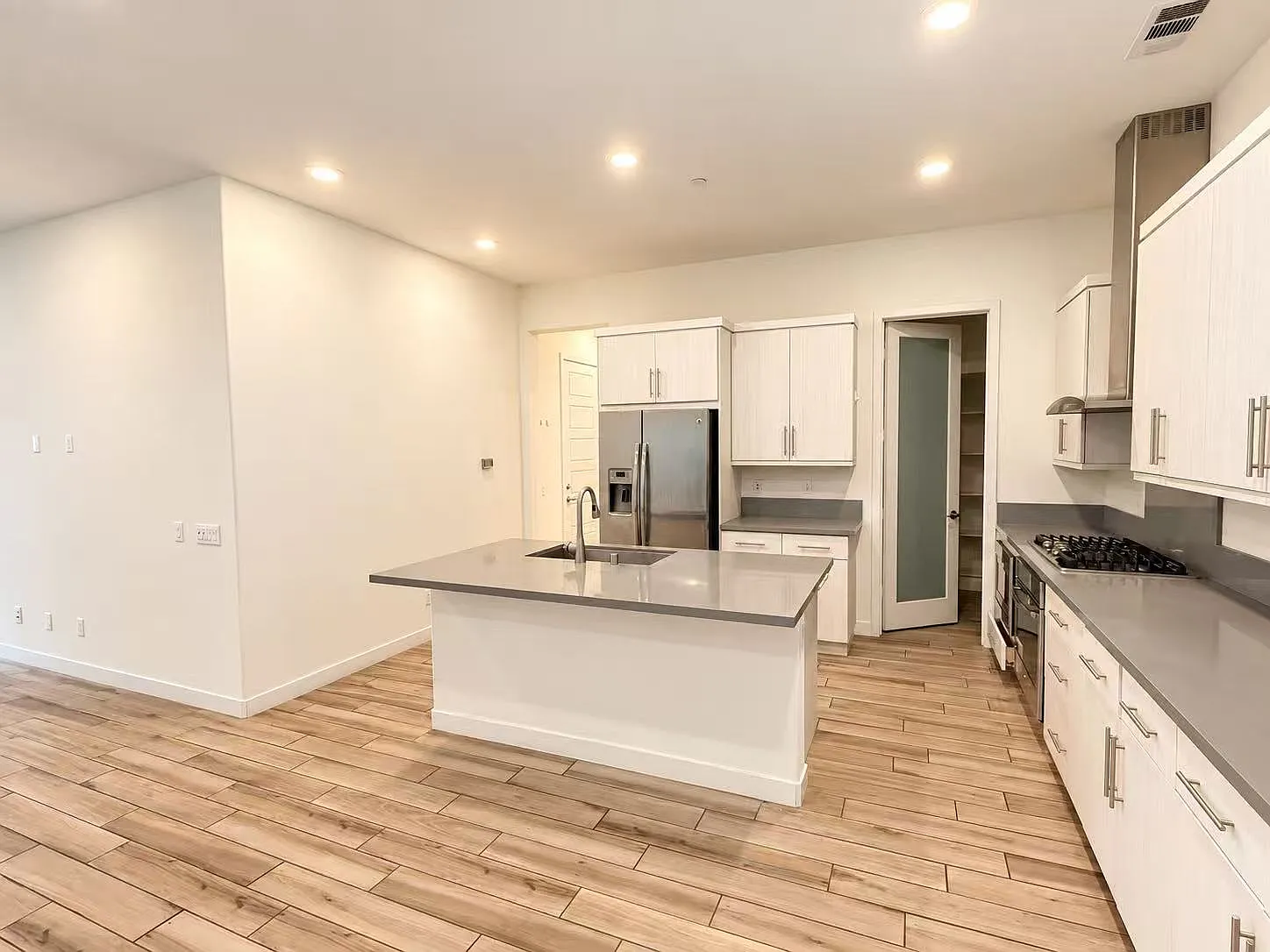 3 bed, 1941 sqft, $4,999 — Photo 3