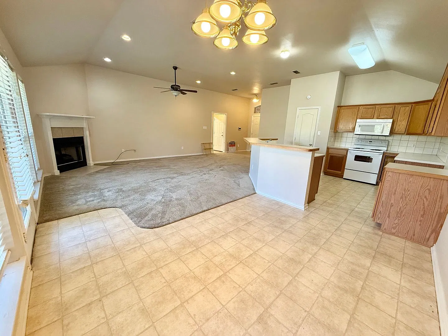 Spacious 3-bed/2-bath on corner lot! — Photo 3