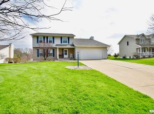 300 Whispering Oaks Dr, Metamora, IL 61548