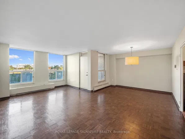 130 Neptune Dr #404, Toronto, ON M6A 1X5