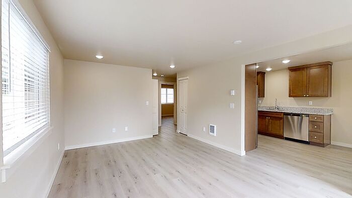 1st image of 621 McKinley Way APT 4