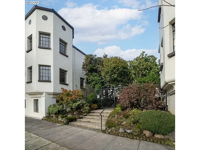 2325 NE Flanders St APT 19 photo 1